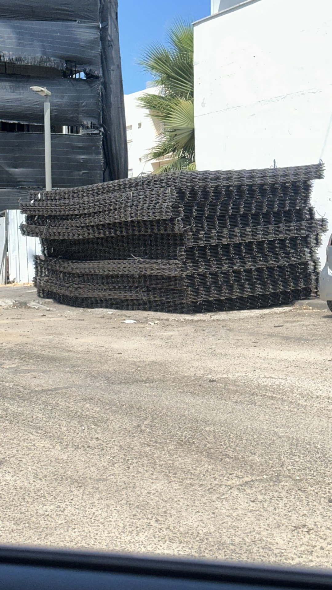 ערימות רשתות ברזל מוכנות לאספקה