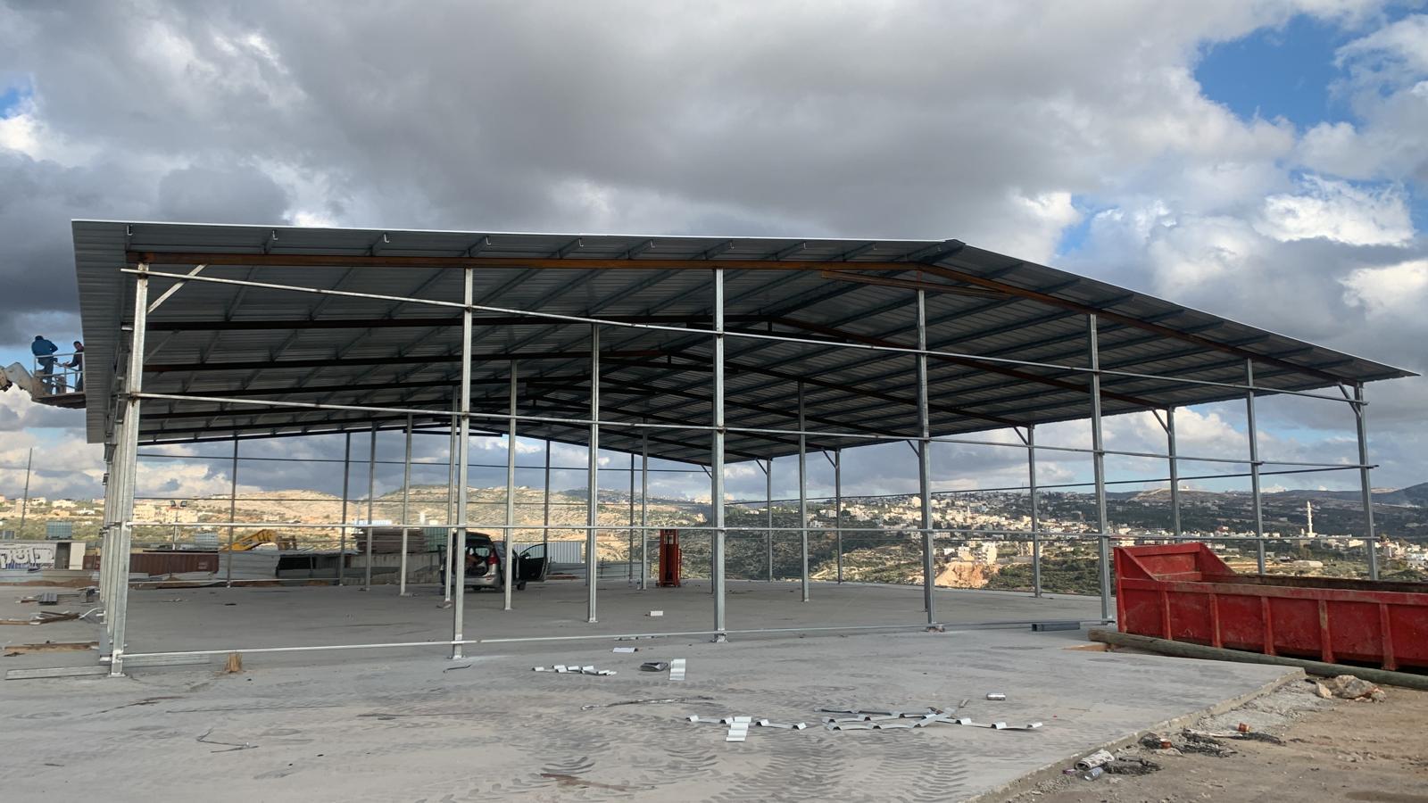 מבנה פלדה עם קירוי איסכורית במהלך ההקמה